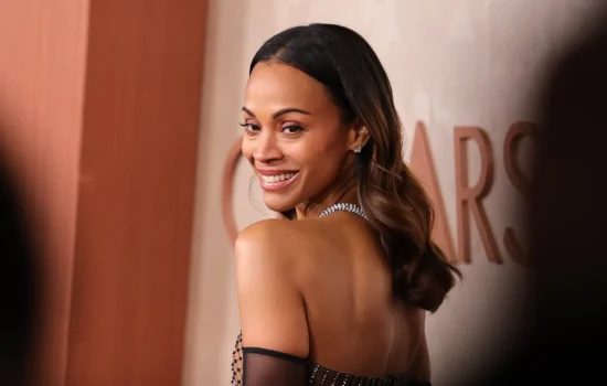 Zoe Saldana dazzles at the 2025 Oscars, wearing a stunning Cartier Panthère necklace adorned with diamonds and emeralds, paired with an elegant Saint Laurent gown.